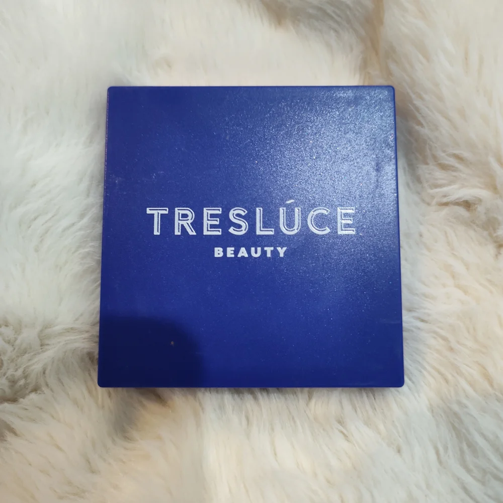 Tresluce Beauty Vibrant Eyeshadow Palette with Shimmering Gold and Warm Brown